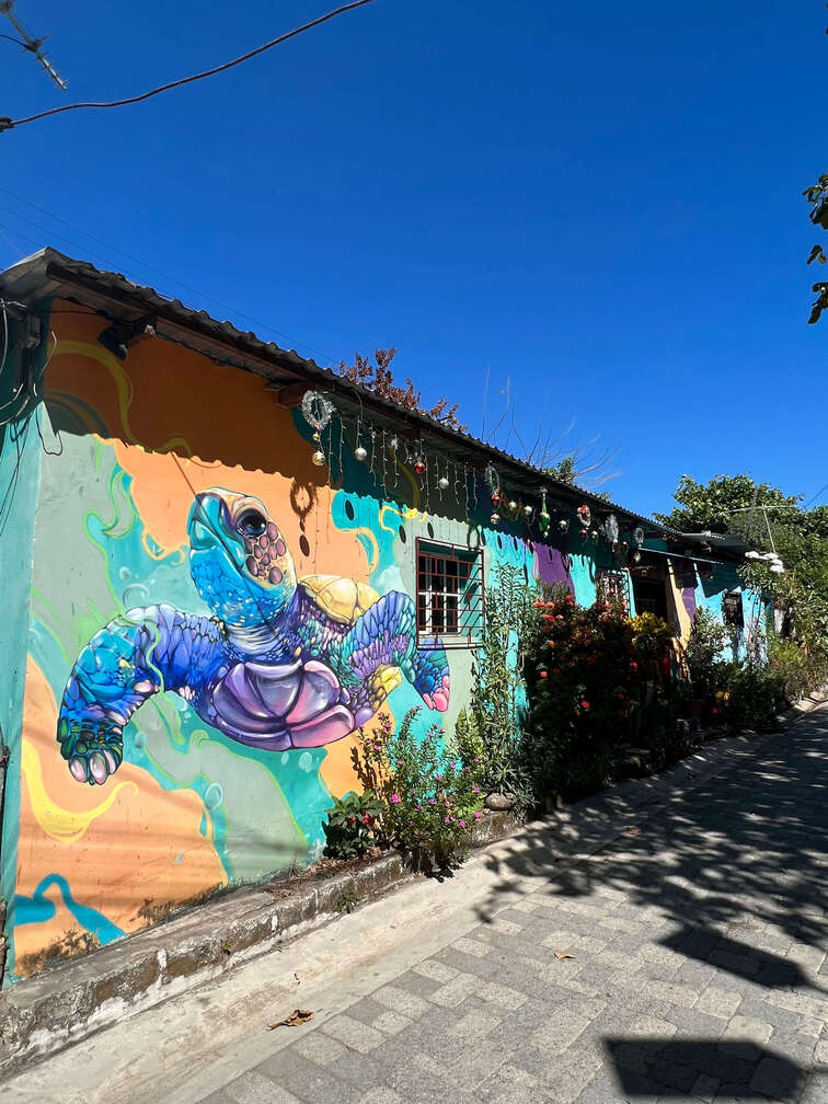 Colorful house with the painting of a turtle in El Tunco.