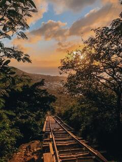 View of the Koko Crater hike in Oahu, where you can appreciate the old railway.